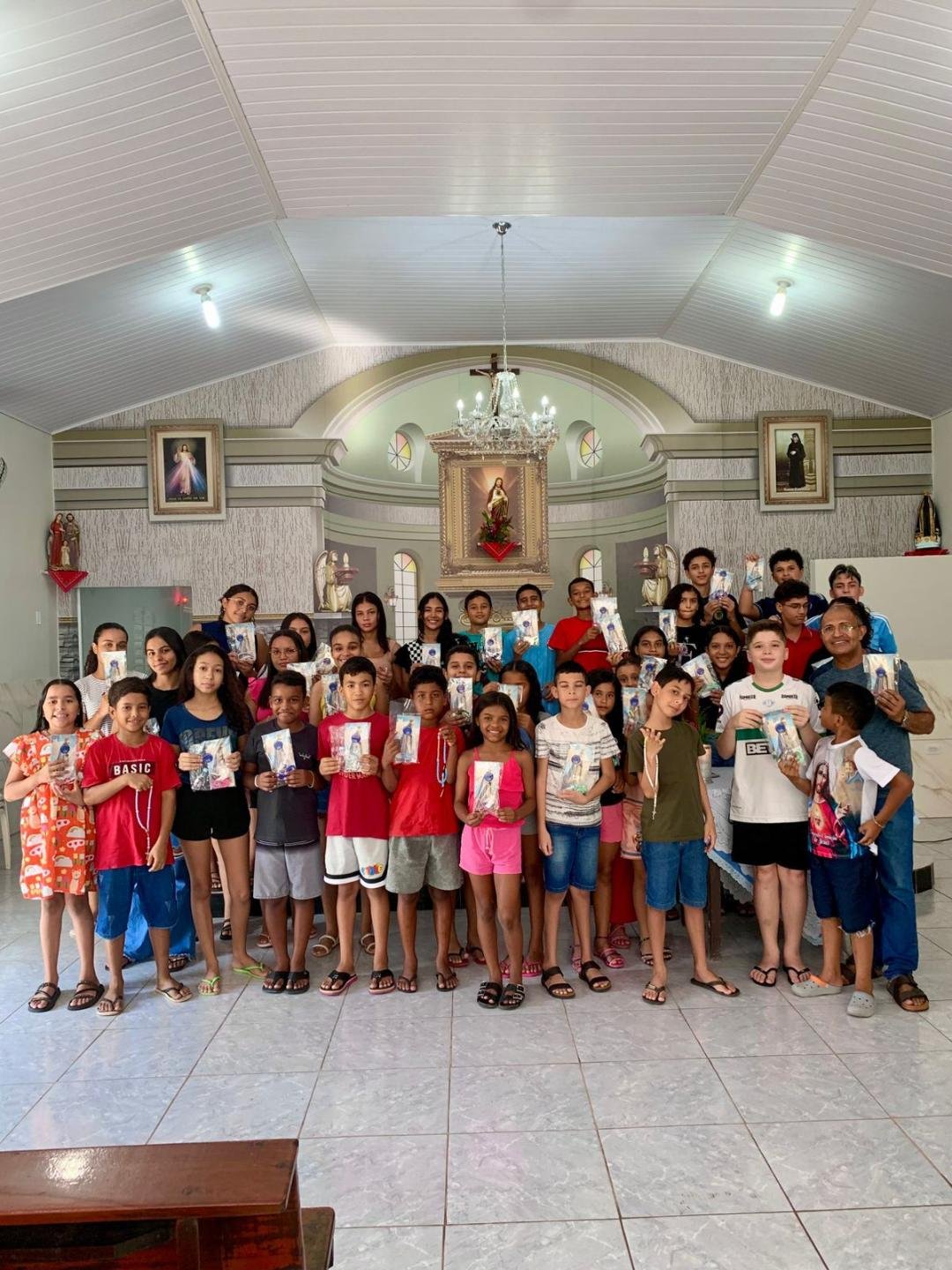 Crianças do Apostolado com seus terços