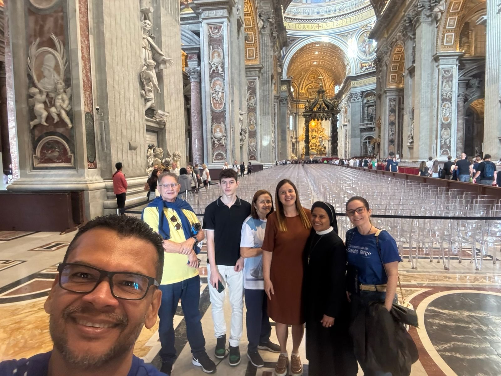 Equipe levando 2.025 terços ao Vaticano em malas vermelhas